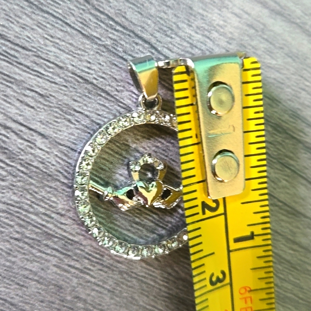 Claddagh Circle Charm NWOT New Without Tags Silvertone Bling Jewelry Irish Heart - Picture 5 of 5
